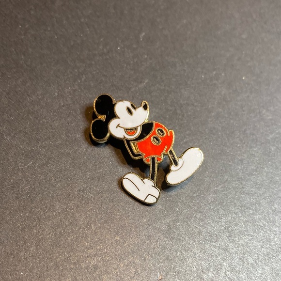💥 Disney’s Mickey Mouse lapel pin - Picture 1 of 2